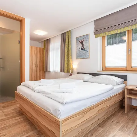 Hollin By We Rent, Jokercard Included